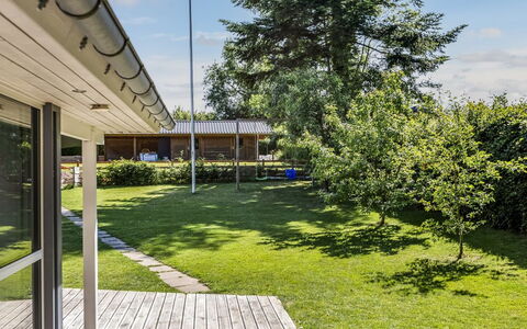 Alfwin - 300M from the Sea: Toit, Maison, Domicile, Chalet, Siding, Biens, Allée, Batiments Jardin, Cour, Cabanon