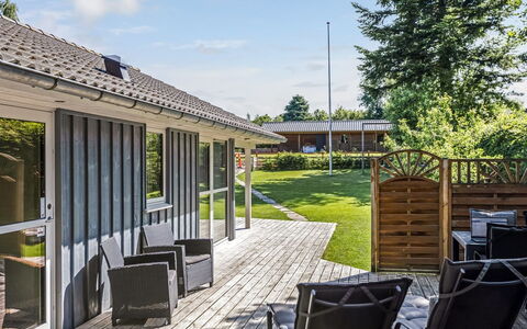 Alfwin - 300M from the Sea: Toit, Maison, Domicile, Chalet, Siding, Biens, Allée, Batiments Jardin, Cour, Cabanon