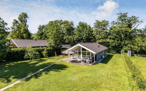 Alfwin - 300M from the Sea: Toit, Maison, Domicile, Chalet, Siding, Biens, Allée, Batiments Jardin, Cour, Cabanon