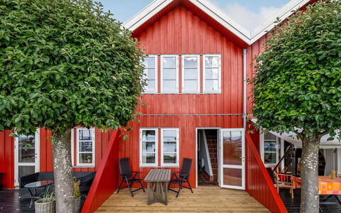 Ulvi - 15M from the Sea: Toit, Domicile, Porte, Chalet, Ombre, Siding, Cour, Biens, Arrière-Cour