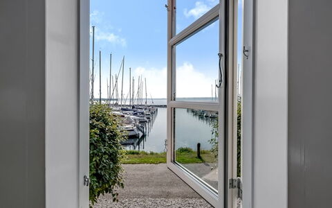 Ulvi - 15M from the Sea: Toit, Domicile, Porte, Chalet, Ombre, Siding, Cour, Biens, Arrière-Cour