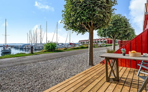 Ulvi - 15M from the Sea: Toit, Domicile, Porte, Chalet, Ombre, Siding, Cour, Biens, Arrière-Cour