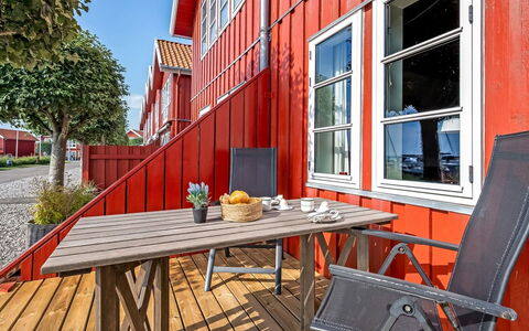 Ulvi - 15M from the Sea: Toit, Domicile, Porte, Chalet, Ombre, Siding, Cour, Biens, Arrière-Cour