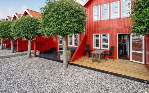 Ulvi - 15M from the Sea: Toit, Domicile, Porte, Chalet, Ombre, Siding, Cour, Biens, Arrière-Cour
