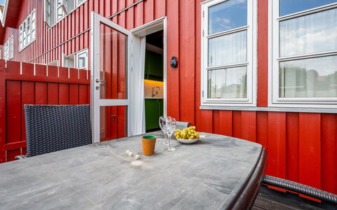 Ulvi - 15M from the Sea: Toit, Domicile, Porte, Chalet, Ombre, Siding, Cour, Biens, Arrière-Cour