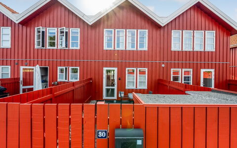 Ulvi - 15M from the Sea: Toit, Domicile, Porte, Chalet, Ombre, Siding, Cour, Biens, Arrière-Cour