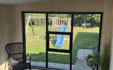 Abbo - 750M from the Sea: Bois, Sol, Sol, Batiments Jardin, Tache De Bois, Dur, Parquet, Accueil Porte, Conception, Chaise