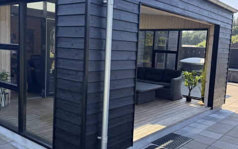 Abbo - 750M from the Sea: Bois, Porte, Composite, Sol, Siding, Dur, Planche, Tache De Bois, Plate-Forme, Batiments Jardin