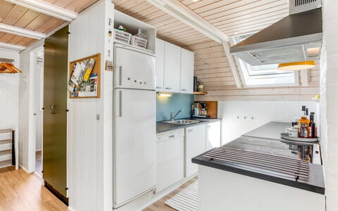 Frodde - 200M from the Sea: Cuisine, Sol, Bois, Principaux Appliance, Design Intérieur, Sol, Plafond, Comptoir, Appareil De Cuisine, Parquet