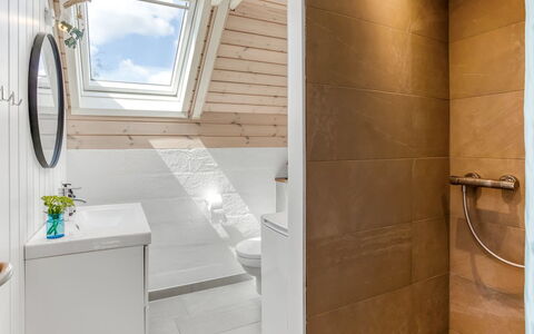 Frodde - 200M from the Sea: Sol, Bois, Sol, Design Intérieur, Luminaire Plomberie, Plafond, Salle De Bains, Plomberie, Pièce, Robinet