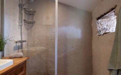Villa Cappe: Mur, Sol, Sol, Luminaire Plomberie, Plomberie, Pièce, Plafond, Tuile, Tete De Douche, Salle De Bains