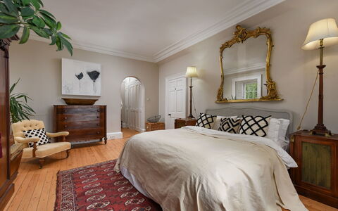 Angus Mansion: Meubles, Lit, Design Intérieur, Chambre, Sol, Sol, Literie, Drap De Lit, Mur, Bois