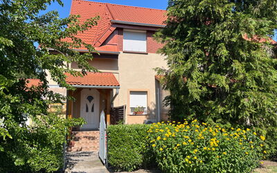 Balatonfenyves 101: Mur, Bâtiment, Maison, Arbuste, Zone Résidentielle, Façade, Domicile, Chalet, Toit