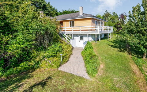 Albert - 300M from the Sea: Bâtiment, Maison, Zone Résidentielle, Domicile, Arbuste, Toit, Chalet, Biens, Jardin