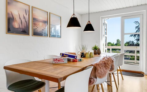 Albert - 300M from the Sea: Bois, Domicile, Porche, Plate-Forme, Dur, Toit, Tache De Bois, Parquet, Eco Hôtel