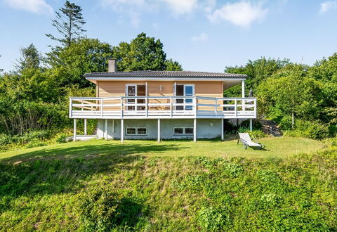 Albert - 300M from the Sea: Bâtiment, Maison, Zone Résidentielle, Domicile, Arbuste, Toit, Chalet, Biens, Jardin