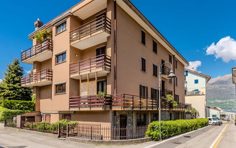 Casa al Lago: Bâtiment, Fenêtre, Appartement, Façade, Zone Résidentielle, Quartier, Ville, Architecture, Balcon, Design Urbain
