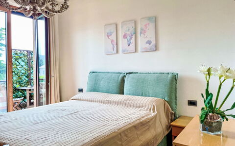 Casa al Lago: Lit, Meubles, Literie, Design Intérieur, Chambre, Drap De Lit, Mur, Sol, Sol, Bois
