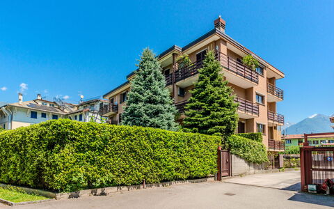 Casa al Lago: Bâtiment, Fenêtre, Zone Résidentielle, Appartement, Arbuste, Domicile, Balcon, Condominium, Jardin, Ombre