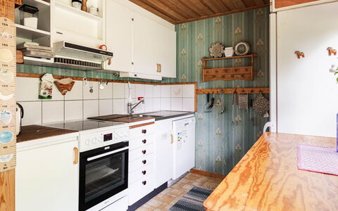 Kvarnfallet 40: Bois, Sol, Cuisine, Design Intérieur, Comptoir, Sol, Cabinetry, Plafond, Principaux Appliance, Appareil De Cuisine