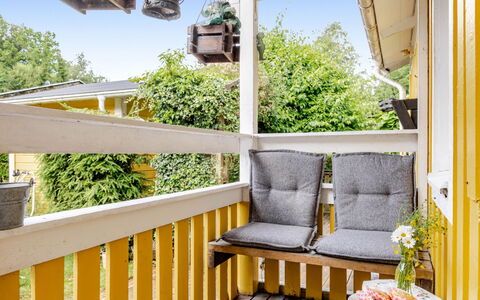 Kvarnfallet 40: Bois, Porche, Domicile, Tache De Bois, Plate-Forme, Balcon, Dur, Pot De Fleur, Plante D'Appartement, Mobilier De Jardin