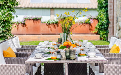 Villa Anna: Meubles, Table, Vaisselle, Chaise, Nappe De Table, Aliments, Tableau De Plein Air, Mobilier De Jardin, Fruit, Vaisselle