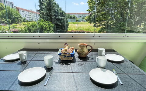 Stadtwohnung in Pirna: Serveware, Vaisselle, Vaisselle, Aliments, Petit Déjeuner, Assiette, Chaise, Porcelaine, Le Déjeuner
