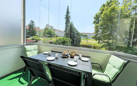 Stadtwohnung in Pirna: Meubles, Verre, Ombre, Chaise, Balcon, Daylighting, Accoudoir, Canapé, Plante D'Appartement