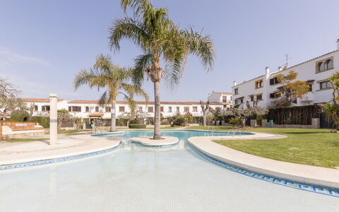 Villa Jardin: Ciel, Plante, Propriété, Bâtiment, Arbre, Arecales, Lot Terre, Design Urbain, Fenêtre, Maison