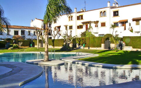 Villa Jardin: L'Eau, Ciel, Plante, Bâtiment, Fenêtre, La Nature, Bleu Azur, Arbre, Éclairage, Design Urbain