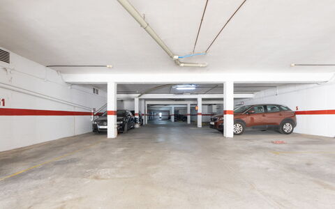 Villa Jardin: Roue, Voiture, Bâtiment, Pneu Automobile, Véhicule, Conception Automobile, Salle, Sol