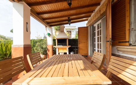 Villa Jardin: Plante, Propriété, Bâtiment, Bois, Fenêtre, Table, Éclairage, Design Intérieur, Porche, Tache De Bois