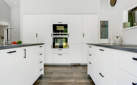 Sighvat - 300M from the Sea: Cuisine, Sol, Cabinetry, Comptoir, Appareil De Cuisine, Bois, Sol, Design Intérieur, Tiroir, Meubles