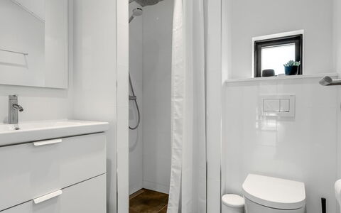 Sighvat - 300M from the Sea: Sol, Sol, Mur, Design Intérieur, Luminaire Plomberie, Salle De Bains, Armoire De Toilette, Lavabo, Évier, Plomberie