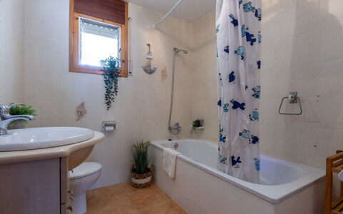 Nono: Salle De Bains, Luminaire Plomberie, Baignoire, Design Intérieur, Lavabo, Robinet, Sol, Évier, Sol, Plomberie