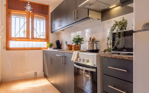 Nono: Appareil De Cuisine, Cuisine, Comptoir, Cabinetry, Principaux Appliance, Électroménager, Design Intérieur, Sol, Bois, Cuisinière