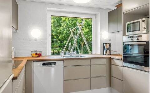 Ebon - from the Sea: Cuisine, Appareil De Cuisine, Design Intérieur, Sol, Principaux Appliance, Comptoir, Bois, Électroménager, Plafond, Cabinetry