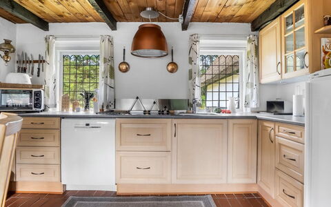 Hoat - 1.7Km from the Sea: Cuisine, Comptoir, Cabinetry, Appareil De Cuisine, Meubles, Design Intérieur, Bois, Principaux Appliance, Sol, Tiroir
