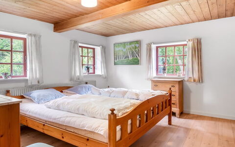 Hoat - 1.7Km from the Sea: Chambre, Lit, Bois, Design Intérieur, Meubles, Drap De Lit, Literie, Sol, Cadre De Lit, Maison
