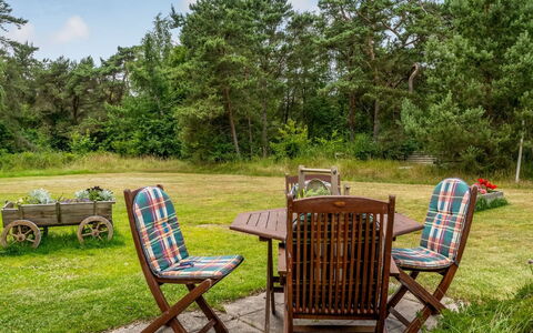 Hoat - 1.7Km from the Sea: Meubles, Mobilier De Jardin, Bois, Chaise, Tableau De Plein Air, Jardin, Chaise Pliante, Pelouse, Arrière-Cour, Patio
