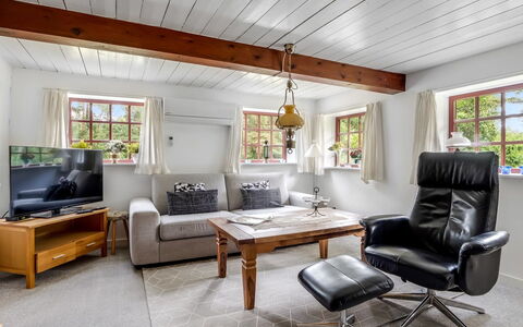 Hoat - 1.7Km from the Sea: Meubles, Design Intérieur, Canapé, Sol, Bois, Plafond, Sol, Salon, Pièce, Éclairage