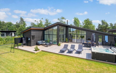 Apelone - 900M from the Sea: Chalet, Arrière-Cour, Cour, Batiments Jardin, Cabanon, Siding, Mobilier De Jardin, Cabane En Rondins, Structure En Plein Air, Cabane