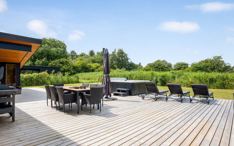 Apelone - 900M from the Sea: Chalet, Arrière-Cour, Cour, Batiments Jardin, Cabanon, Siding, Mobilier De Jardin, Cabane En Rondins, Structure En Plein Air, Cabane