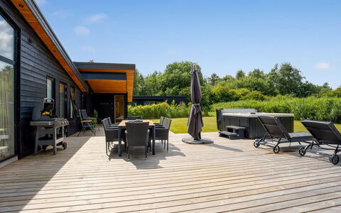 Apelone - 900M from the Sea: Chalet, Arrière-Cour, Cour, Batiments Jardin, Cabanon, Siding, Mobilier De Jardin, Cabane En Rondins, Structure En Plein Air, Cabane