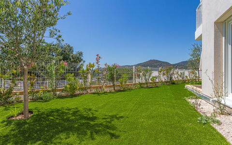 Le Lavandou 450: Jardin, Couverture De Sol, Aménagement Paysager, Pelouse, Ombre, Cour, Eco Hôtel, Arrière-Cour, Villa