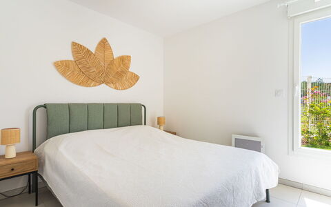 Le Lavandou 450: Lit, Meubles, Literie, Chambre, Design Intérieur, Drap De Lit, Bois, Linge, Sol, Sol