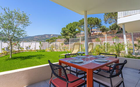 Le Lavandou 450: Meubles, Chaise, Mobilier De Jardin, Ombre, Appartement, Balcon, Recours, Eco Hôtel, Tableau De Plein Air, Table Cuisine Et Salle A Manger