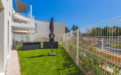 Le Lavandou 450: Jardin, Clôture, Pelouse, Aménagement Paysager, Gazon Artificiel, Cour, Ombre, Accueil Escrime, Arrière-Cour, Cour