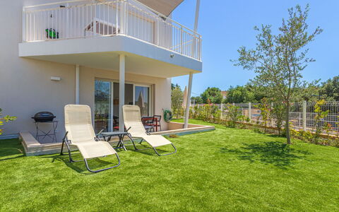 Le Lavandou 450: Herbe, Jardin, Lot Terre, Pelouse, Ombre, Aménagement Paysager, Cour, Arrière-Cour, Gazon Artificiel