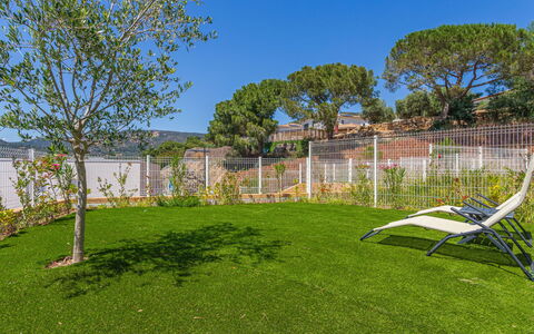 Le Lavandou 450: Herbe, Vert, Jardin, Lot Terre, Pelouse, Couverture De Sol, Aménagement Paysager, Arrière-Cour, Ombre, Cour